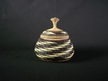 A fine Elizabeth Hickox lidded treasure basket